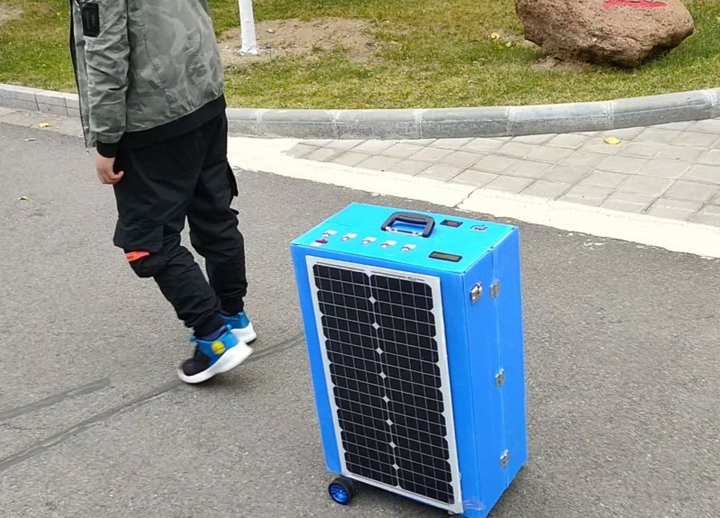 新能源自动跟随多功能语音智能行李箱