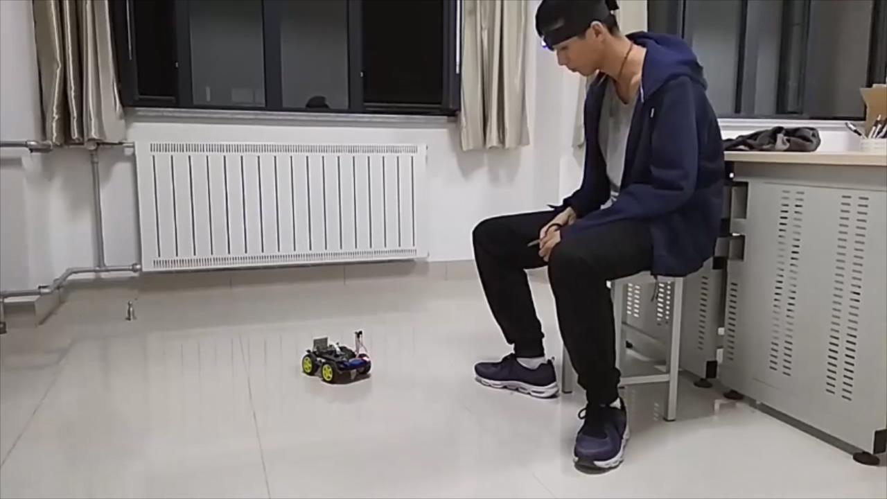 基于脑电波控制与大数据拟合系统的无人化智能控制车